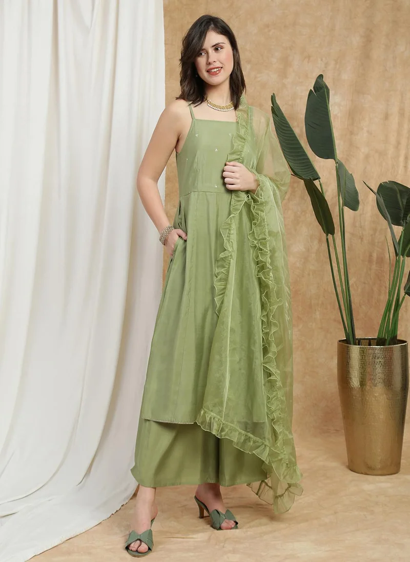 جلو باص طقم نسائي جلابيات خضراء بياقة مربعة وأكمام بحمالات مزين بالترتر والدانتيل مع بنطلون بالازو ودوباتا بكشكشة للمناسبات